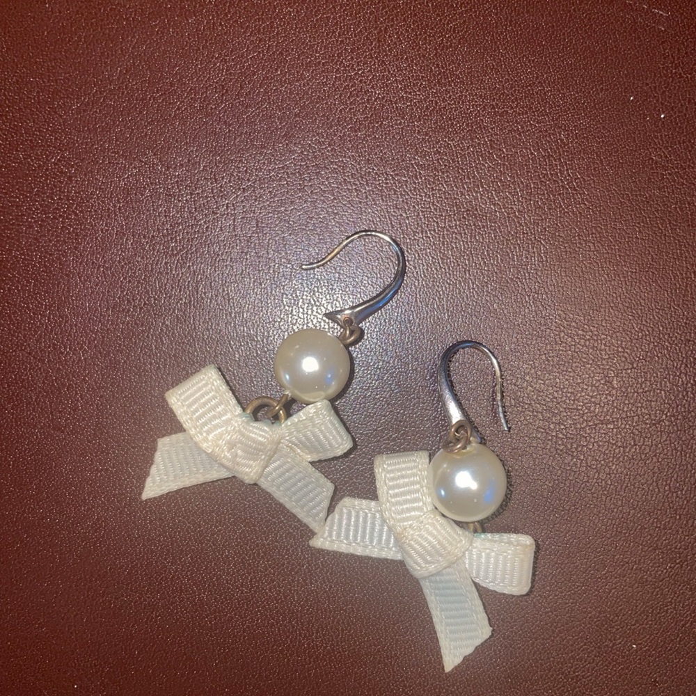 Kiel James Patrick Jackie in Pearls Ivory Bow and Pearl Drop Earrings